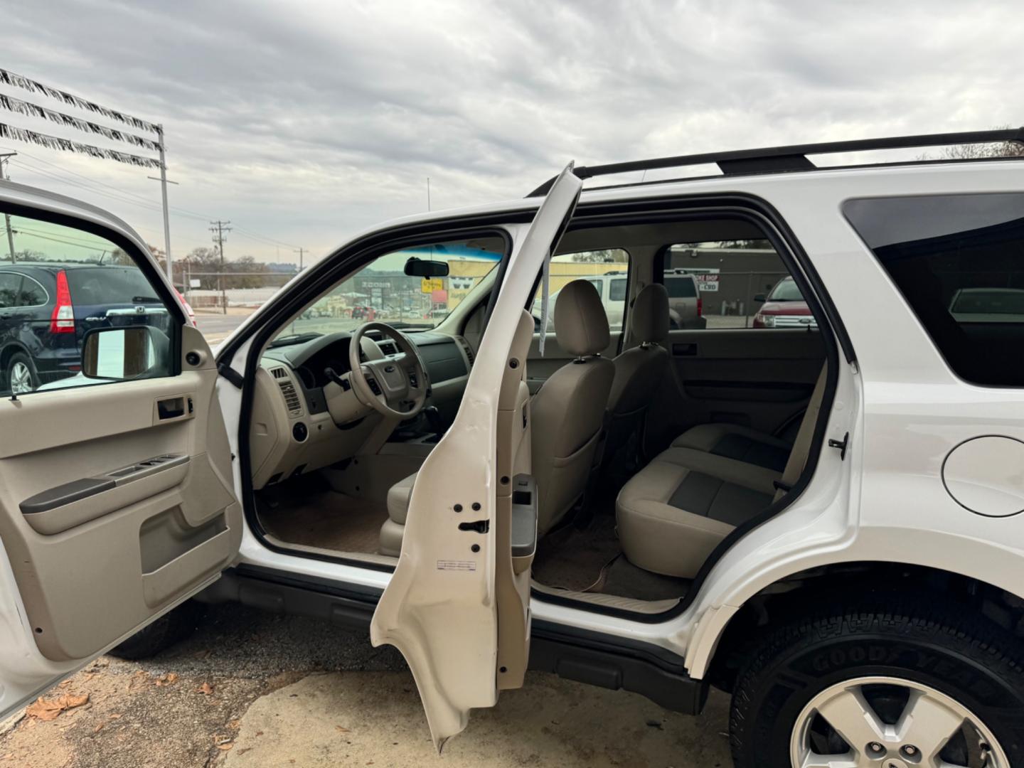 2008 White Ford Escape (1FMCU031X8K) , located at 307 West Marshall Avenue, Longview, TX, 75601, (903) 753-3091, 32.500828, -94.742577 - Photo#5